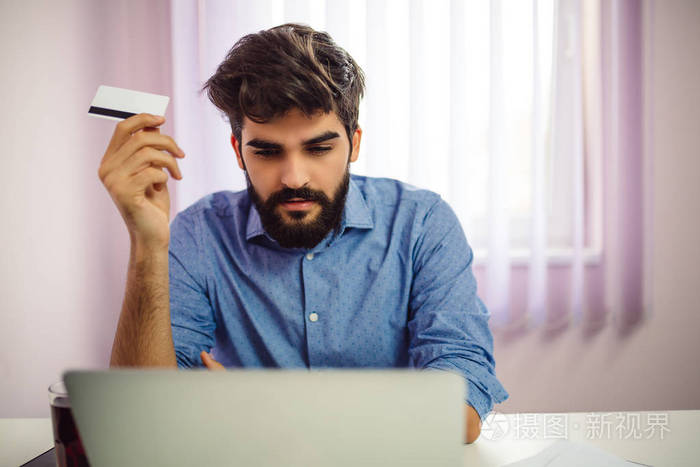 回家的男人 视频缩略图
