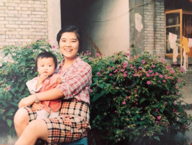 俏皮女学生 视频缩略图