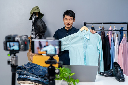 修剪草坪的小黄人 视频缩略图