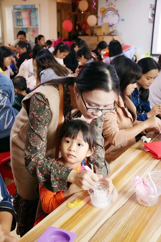 伊丽莎 施莱辛 不同的动物 视频缩略图