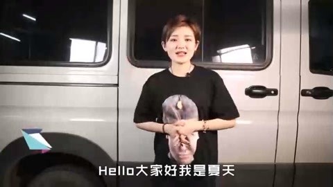 俏皮女学生 视频缩略图