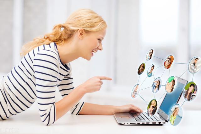 俏皮女学生 视频缩略图